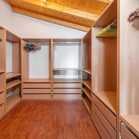 Paula Cozy In Corfu Áfra